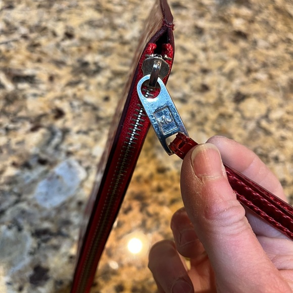 EUC Valentines red wristlet by MJ - not kors- iridescent embossed hearts shiny - Picture 6 of 12